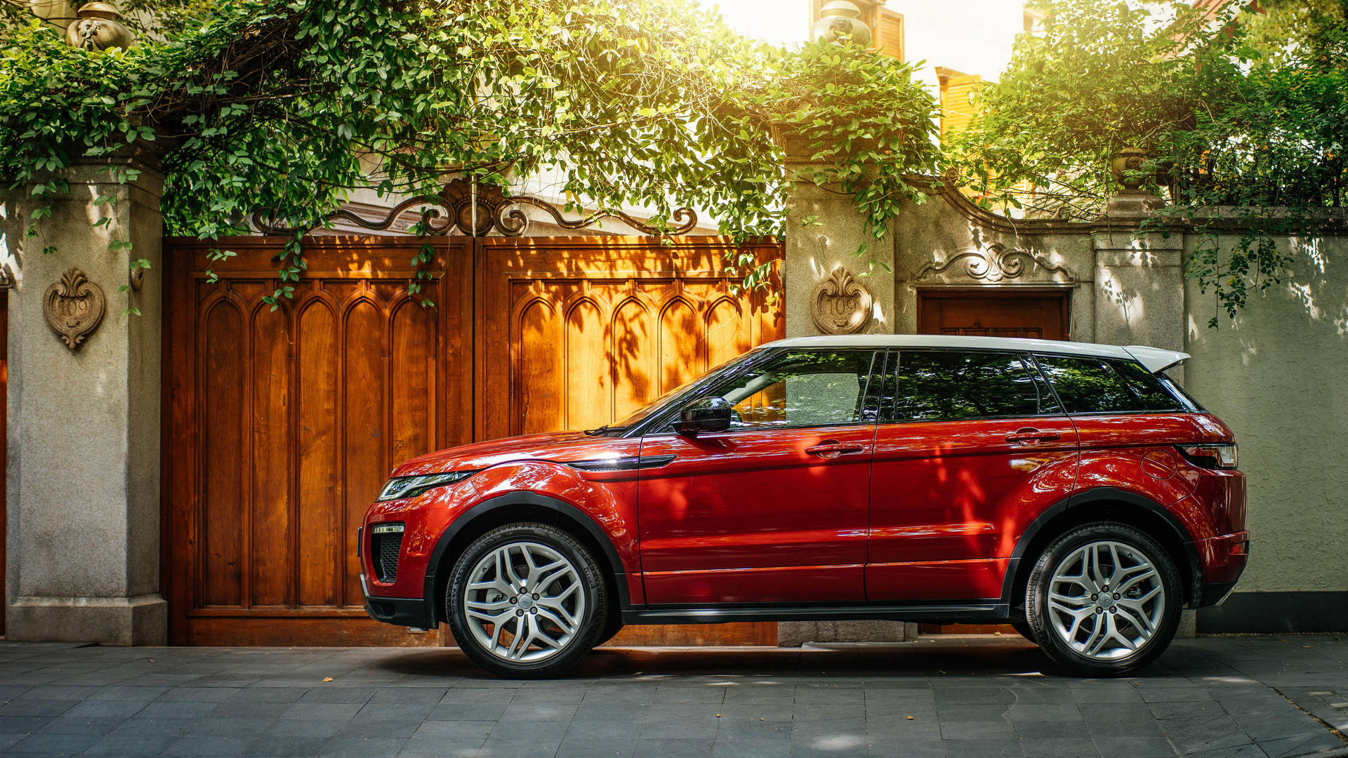 4k Range Rover Wooden Gate Wallpaper