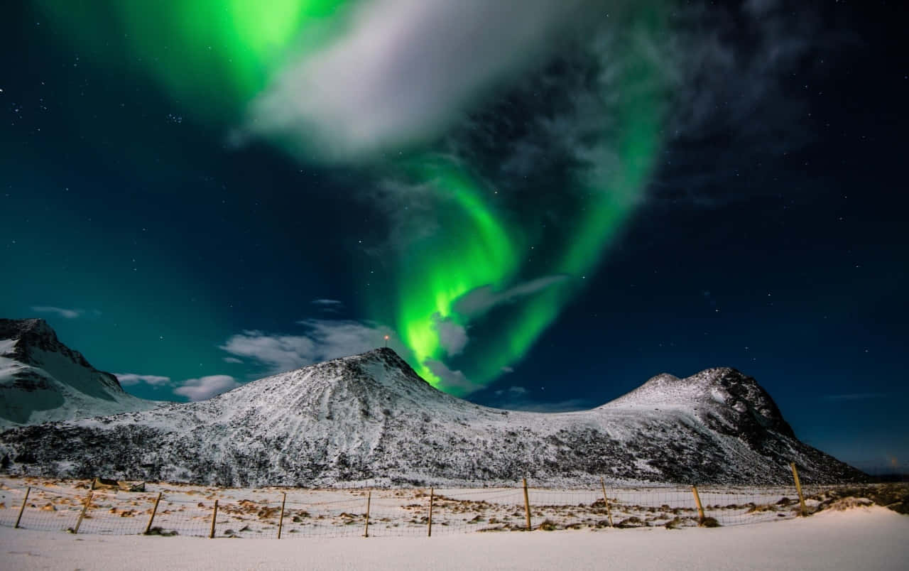 A Mesmerizing Display Of Aurora Borealis Wallpaper