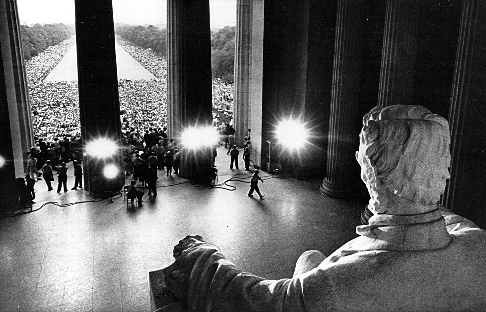 A Thrilling Gathering At The Lincoln Monument Wallpaper