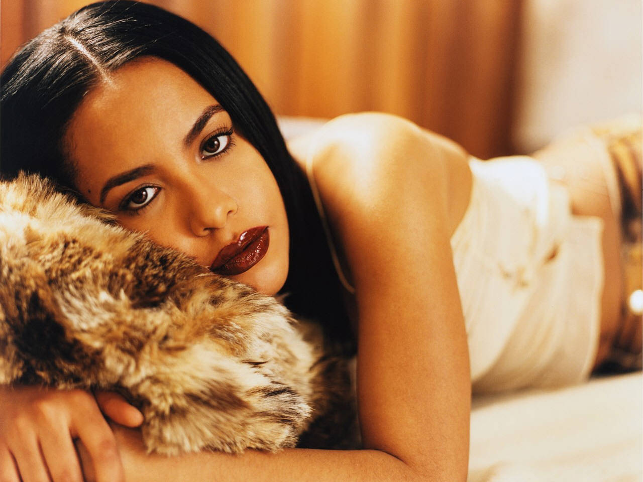 Aaliyah Pillow Wallpaper