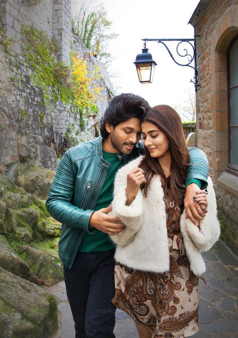 Actor Allu Arjun And Actress Pooja Hegde Sharing A Sweet Moment In Ala Vaikunthapurramuloo Wallpaper