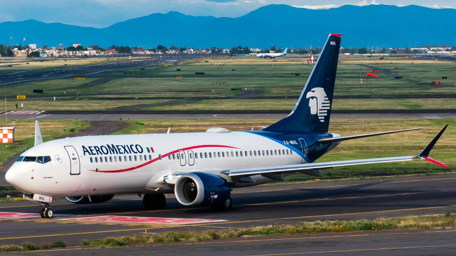 Aeromexico Boeing 737-800 Landing Wallpaper