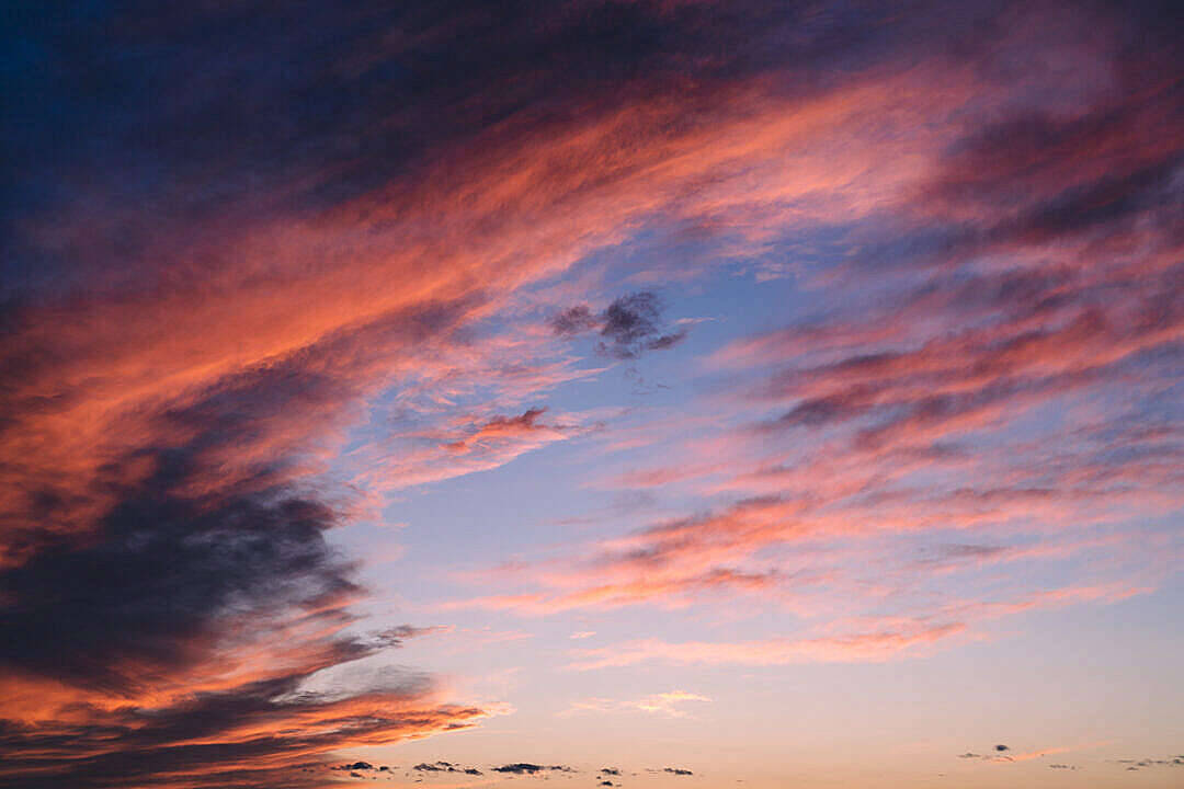 Aesthetic Sky And Big Cirrus Clouds Wallpaper