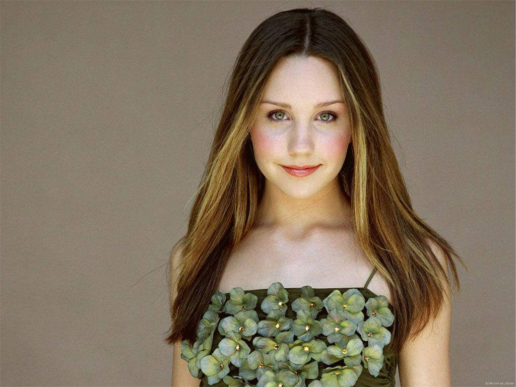 Amanda Bynes In Floral Green Dress Wallpaper