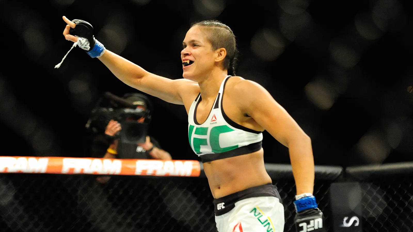 Amanda Nunes Happy Point Wallpaper