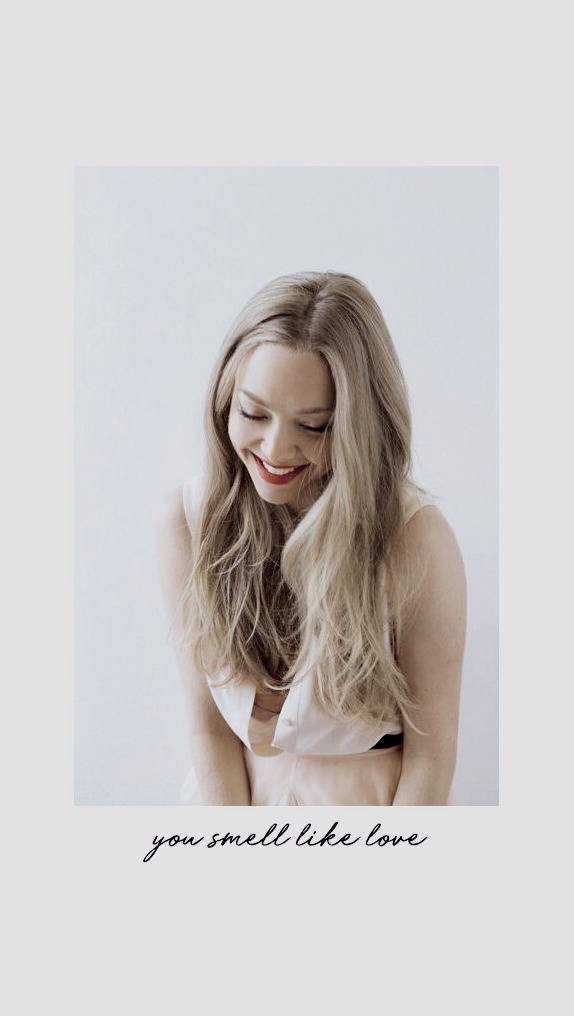 Amanda Seyfried Aesthetic Wallpaper