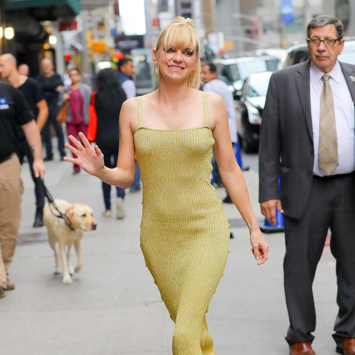 American Actress Anna Faris In Midi Kiwi Dress Wallpaper