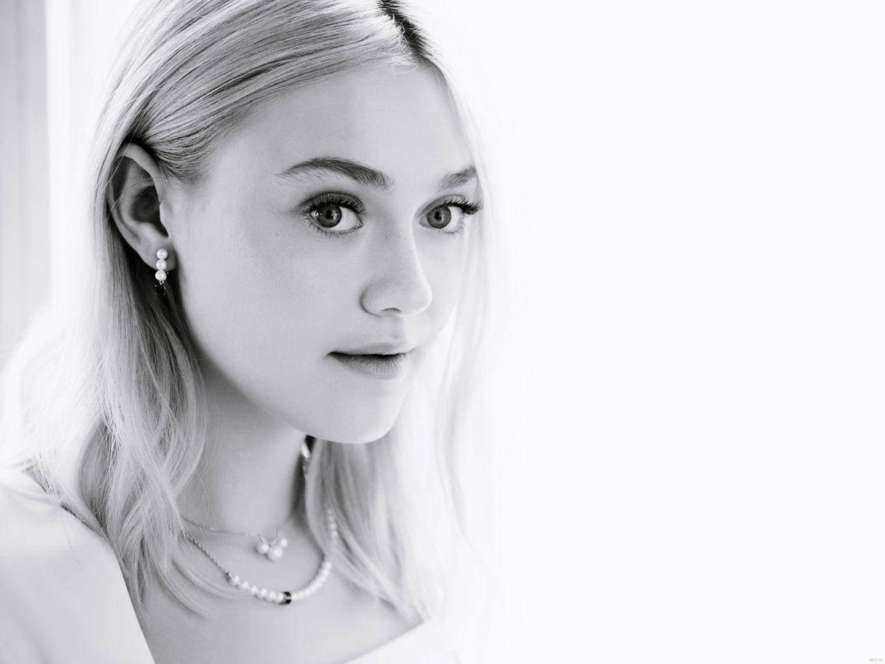 American Actress Dakota Fanning Black And White Wallpaper