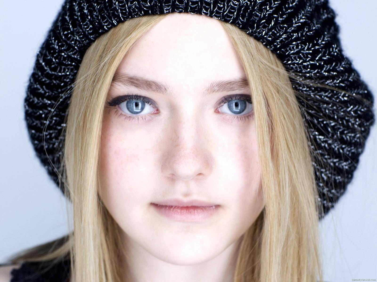 American Actress Dakota Fanning With A Beret Wallpaper