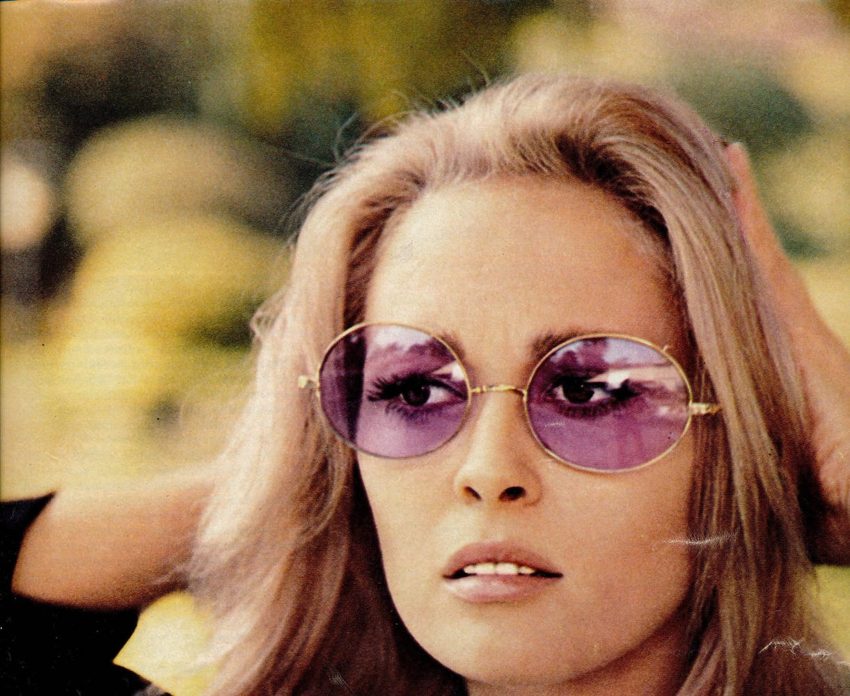 American Actress Faye Dunaway As Kathy Hale Wallpaper