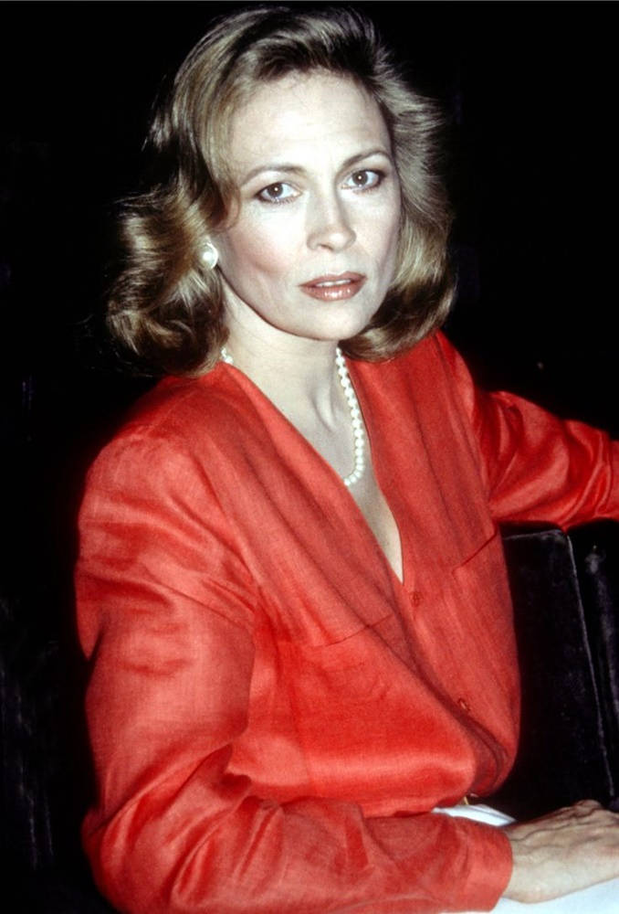 American Actress Faye Dunaway Candid Shot In 2000s Wallpaper