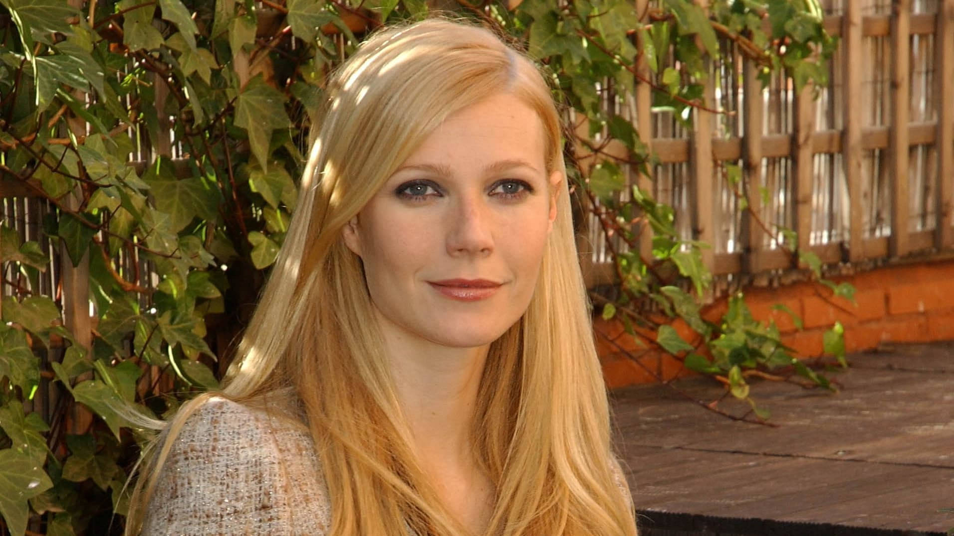 American Actress Gwyneth Paltrow Smiling In Garden Wallpaper