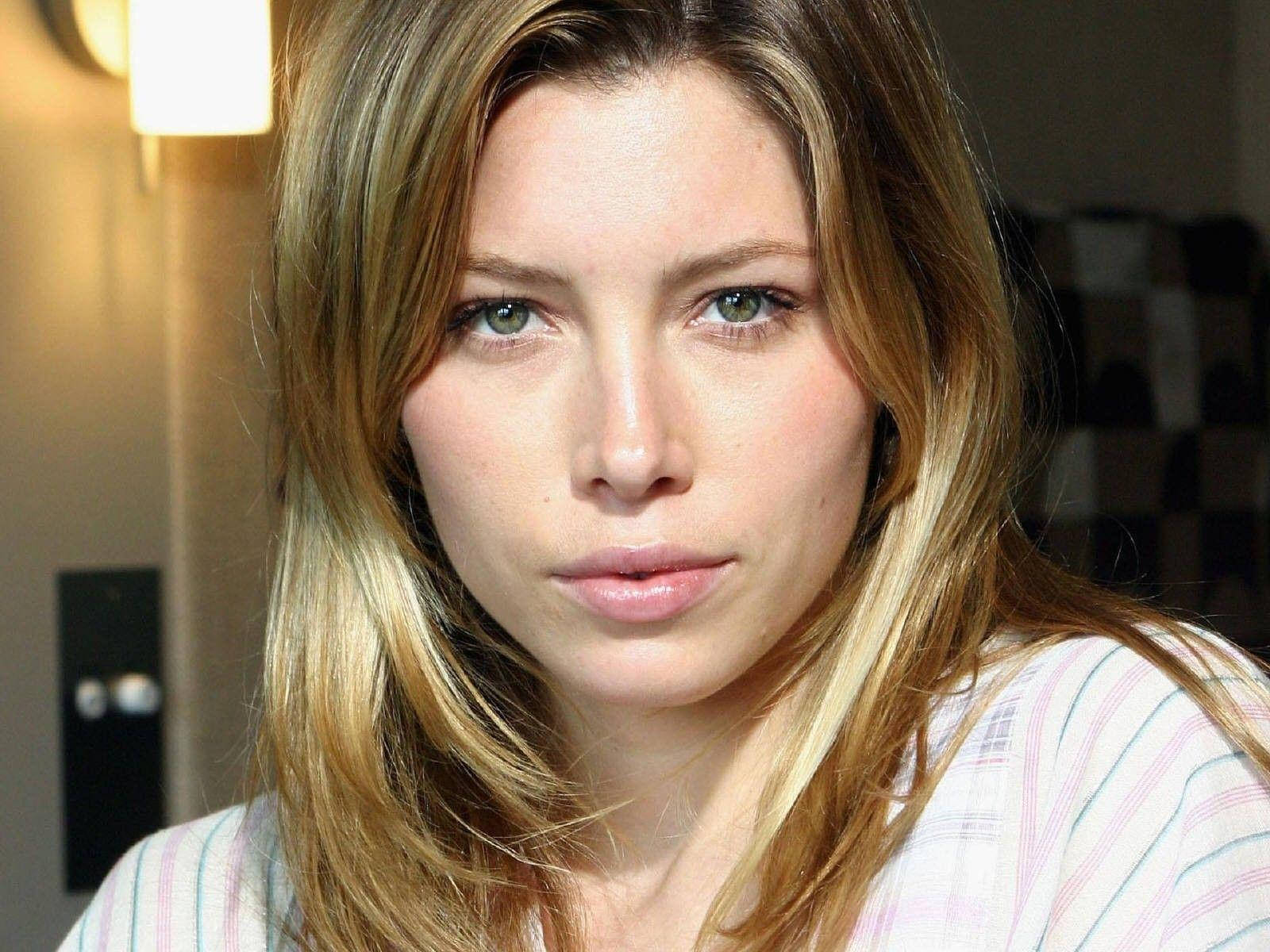 American Actress Jessica Biel Close Up Shot Portrait Wallpaper