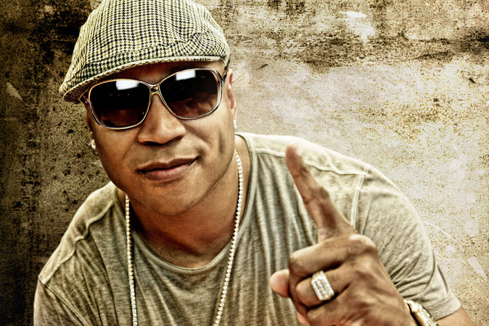 American Rapper Ll Cool J - Iconic Grungy Photoshoot Wallpaper