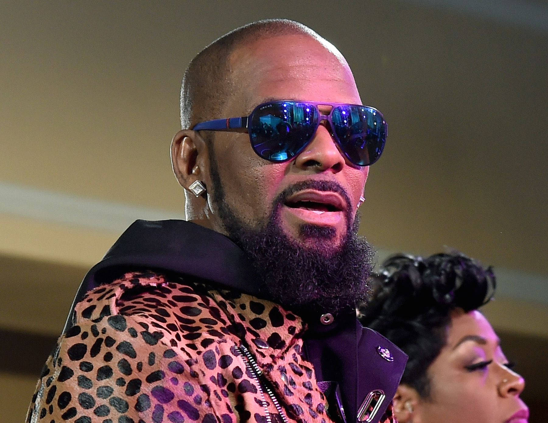 American Singer R Kelly In Leopard Suit Wallpaper