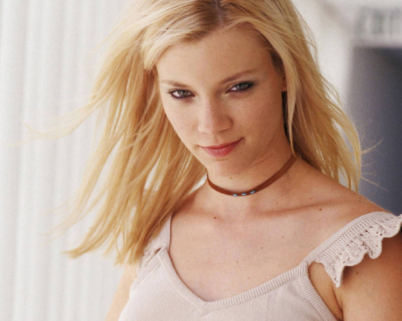 Amy Smart Model Vibrant Look Wallpaper