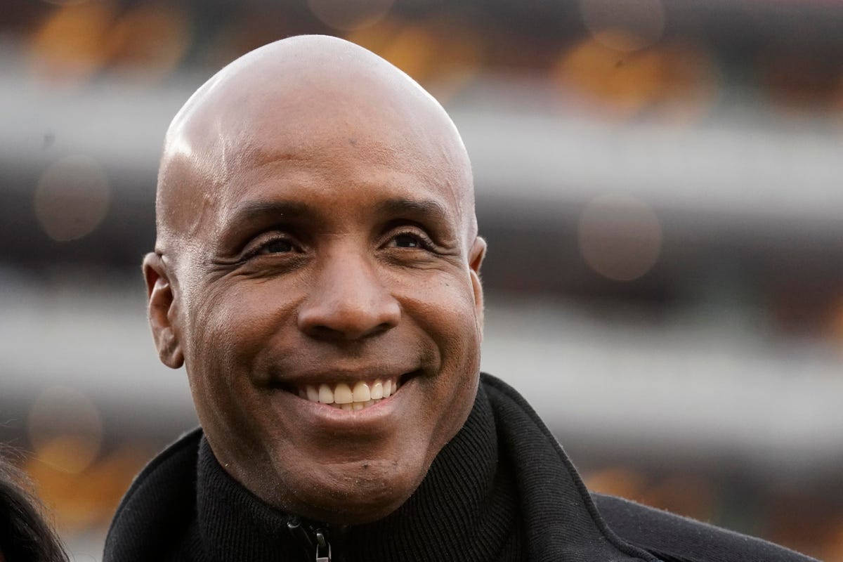 An Uplifting Portrait Of Barry Bonds With A Radiant Smile. Wallpaper