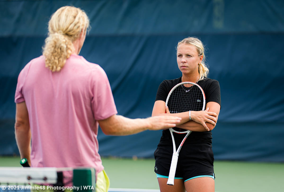 Anett Kontaveit Crossing Her Arms Wallpaper