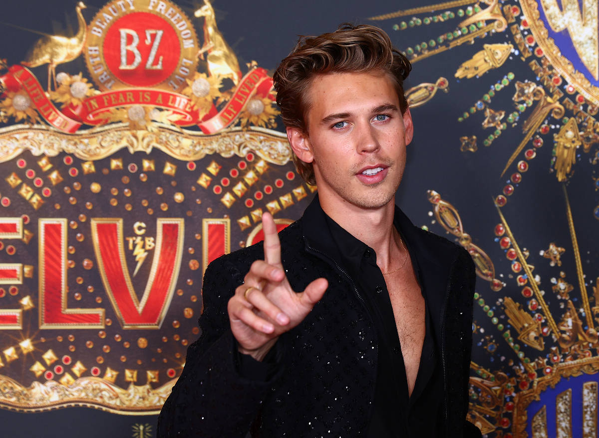 Austin Butler Posing For Cameramen Wallpaper