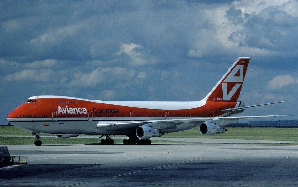 Avianca Airline Boeing 747-200 Beneath Cloudy Sky Wallpaper