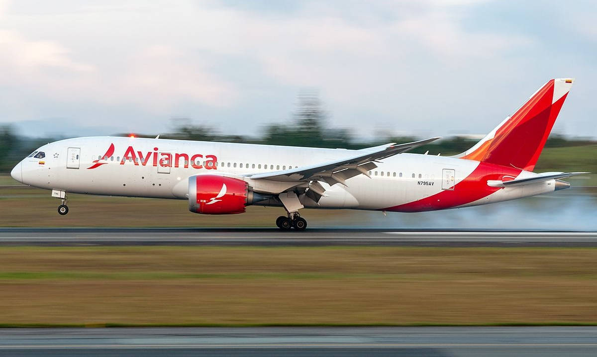 Avianca Boeing 787-8 Dreamliner Landing With Smoke Wallpaper