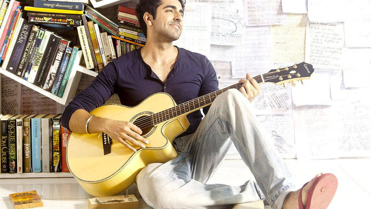 Ayushmann Khurrana Serenade With Guitar Wallpaper