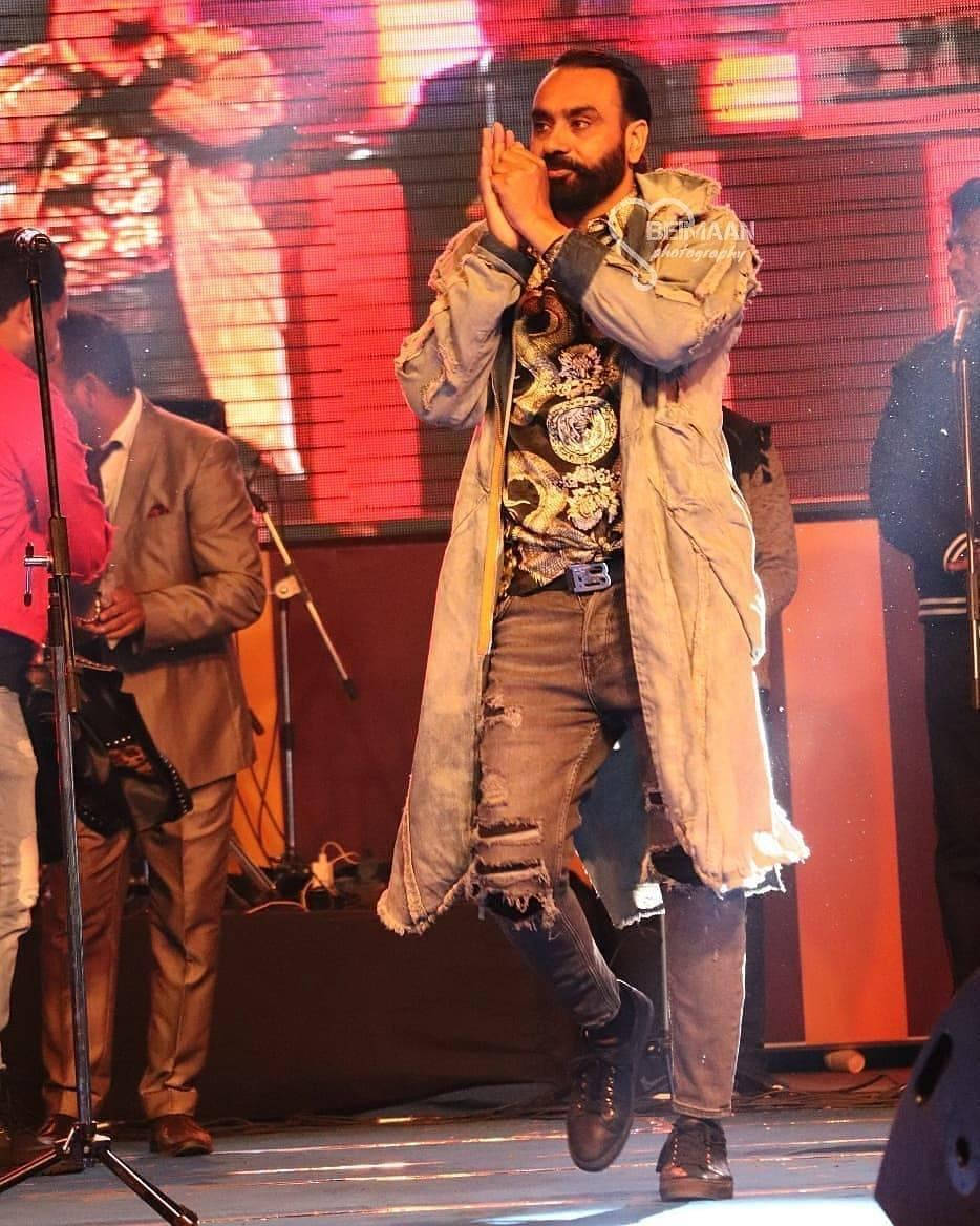 Babbu Maan On Stage Snapshot Wallpaper