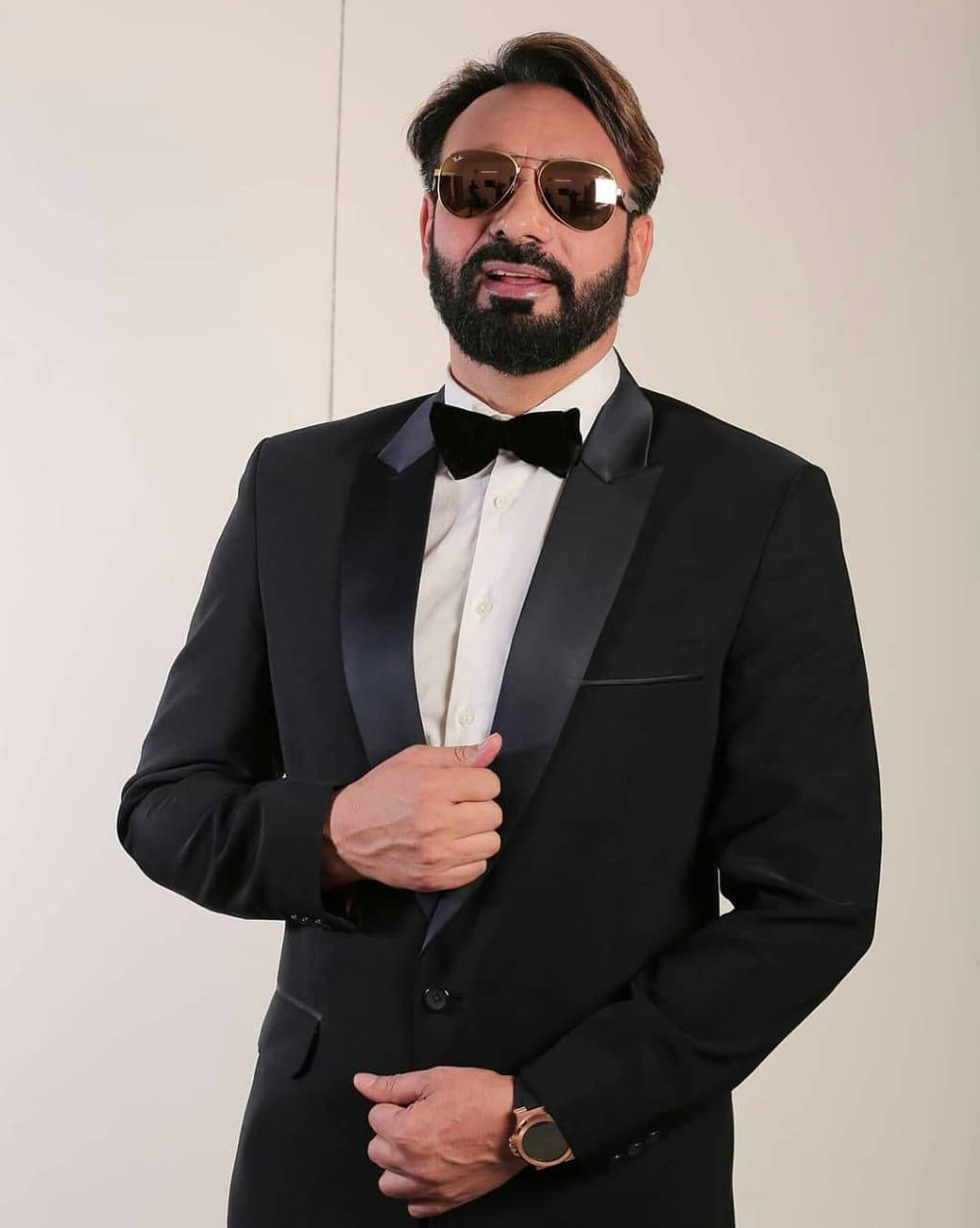 Babbu Maan Showcasing A Gorgeous Suit Look. Wallpaper