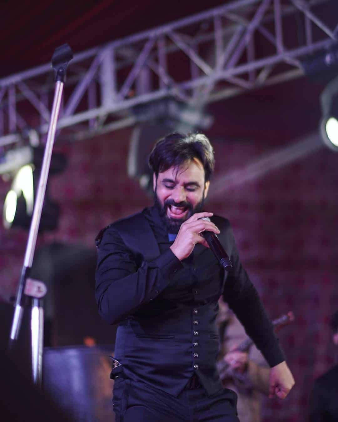 Babbu Maan Singing On Stage Wallpaper