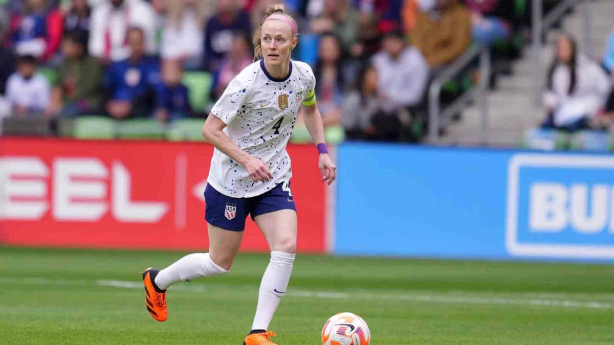 Becky Sauerbrunn In Action - Women's Soccer Star Wallpaper