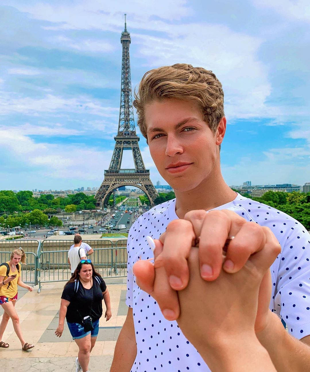 Ben Azelart Holding Hands In Paris Wallpaper