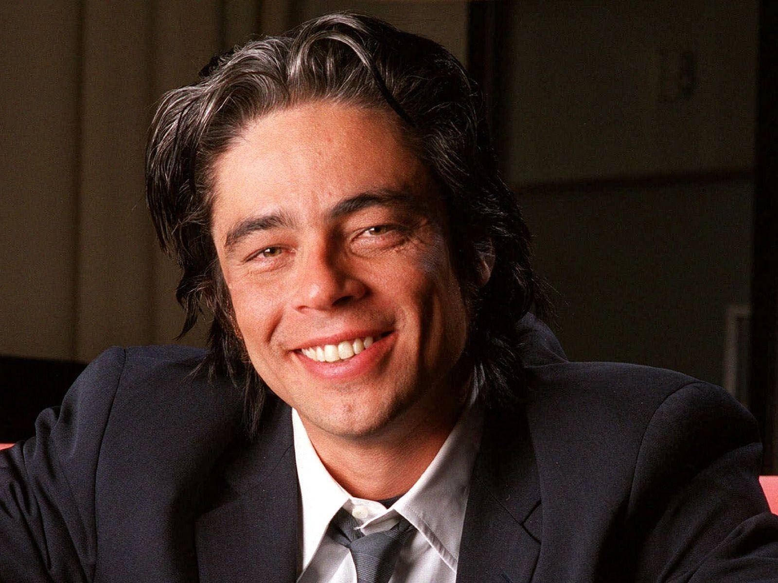 Benicio Del Toro 2001 Associated Press Interview Wallpaper