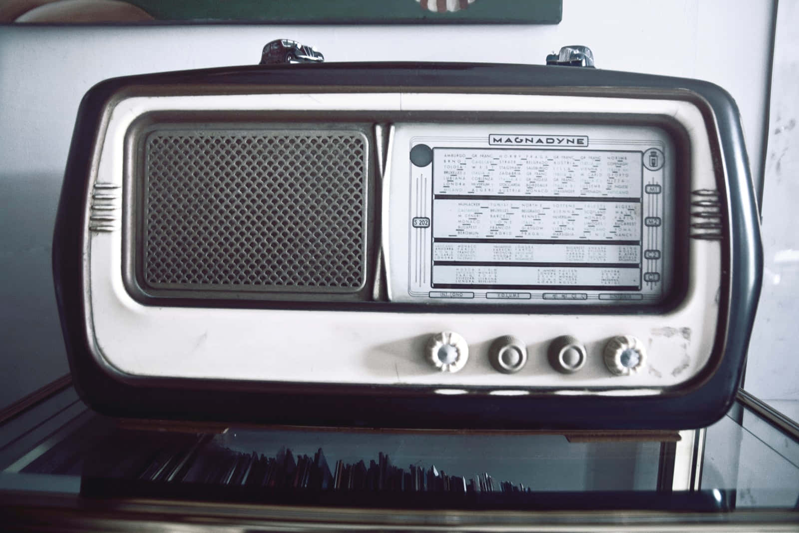 Black And White Vintage Radio Wallpaper