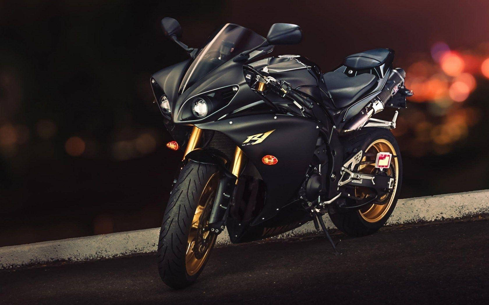 Black Yamaha Yzf R1 Bikes Wallpaper