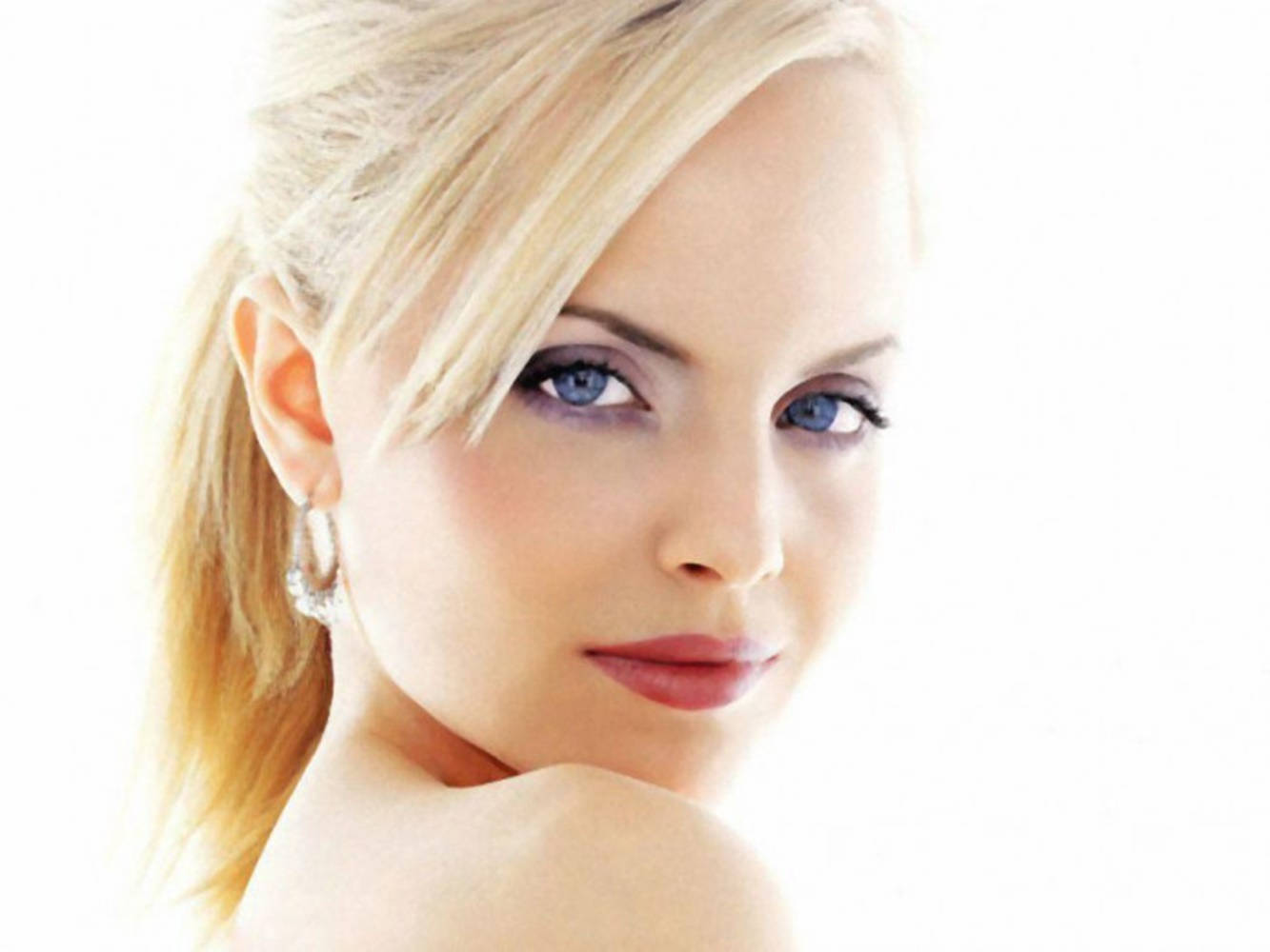 Blue-eyed Mena Suvari Wallpaper