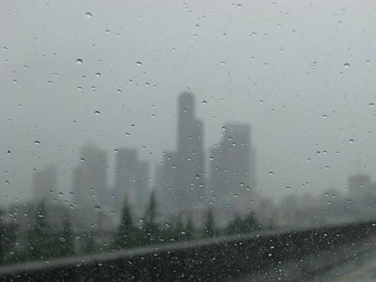 Blurry Buildings Under Seattle Rain Wallpaper