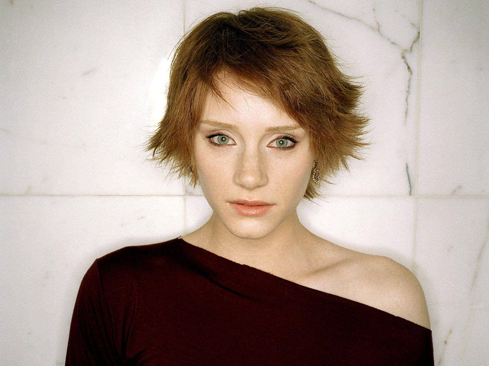 Bryce Dallas Howard Short Hair Wallpaper