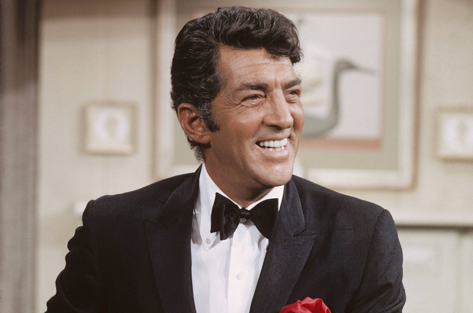 Bubbly Dean Martin On The Dean Martin Show Wallpaper