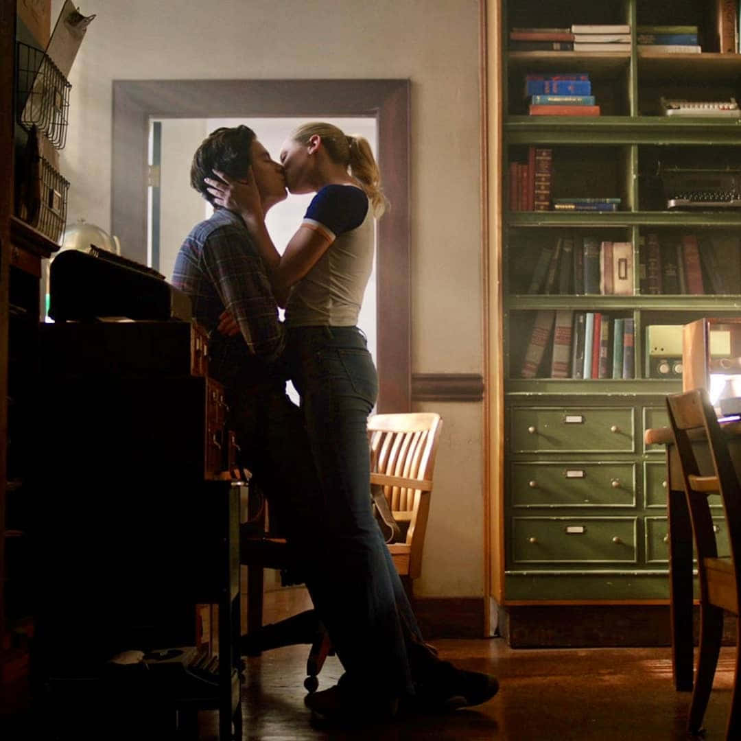 Bughead Kissin Library Scene Wallpaper