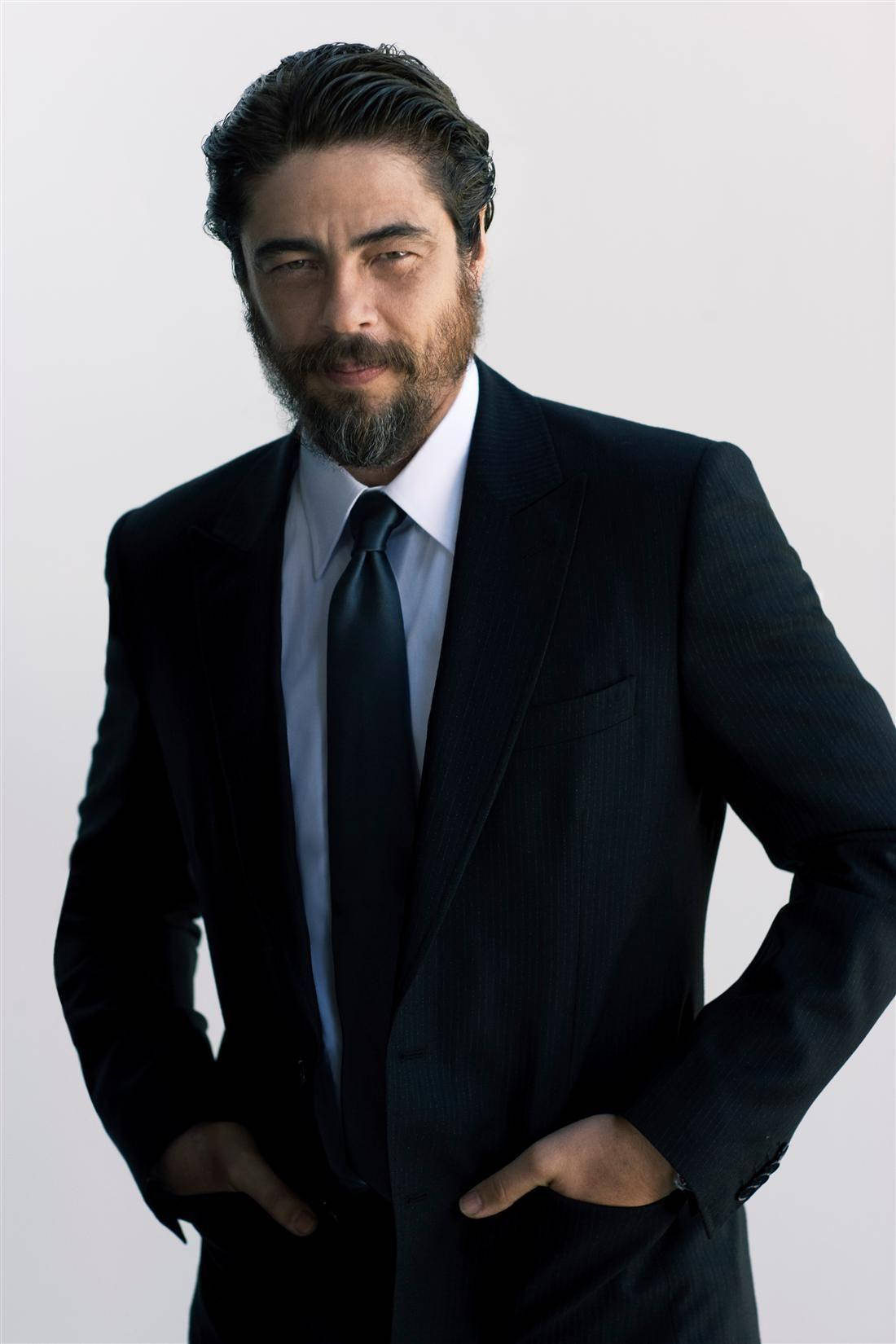 Caption: Benicio Del Toro On The Cover Of Esquire Magazine, October 2007 Issue Wallpaper