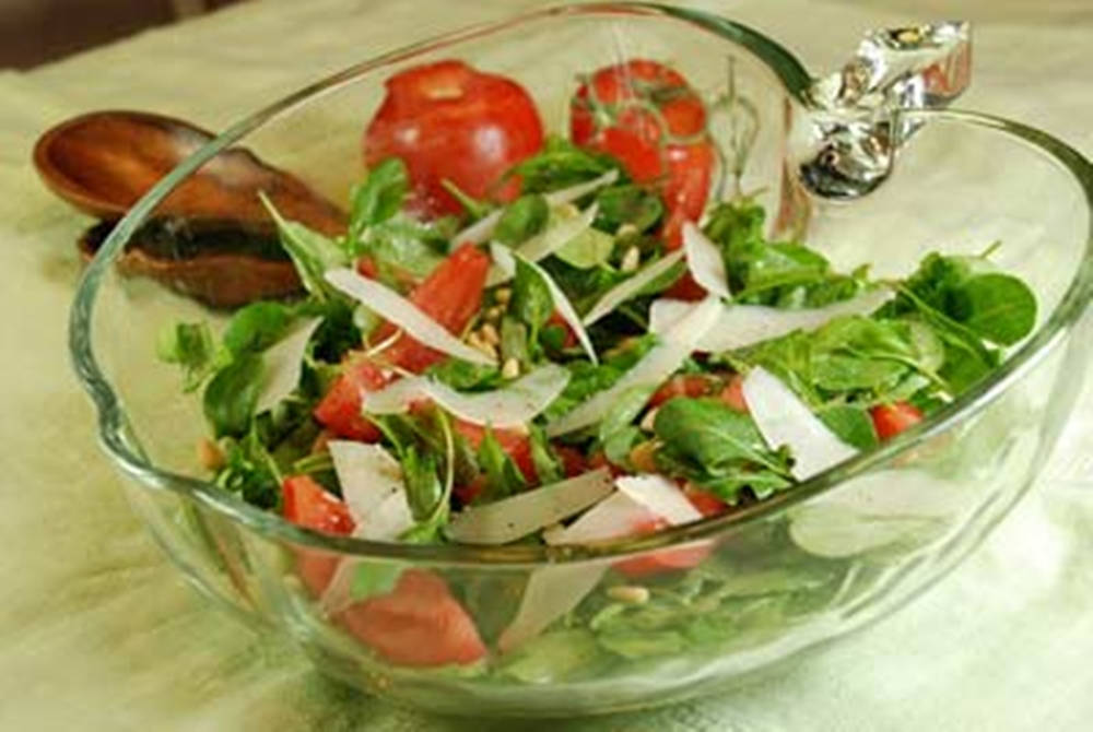 Caption: Fresh Arugula Salad With Tomatoes And Onions Wallpaper