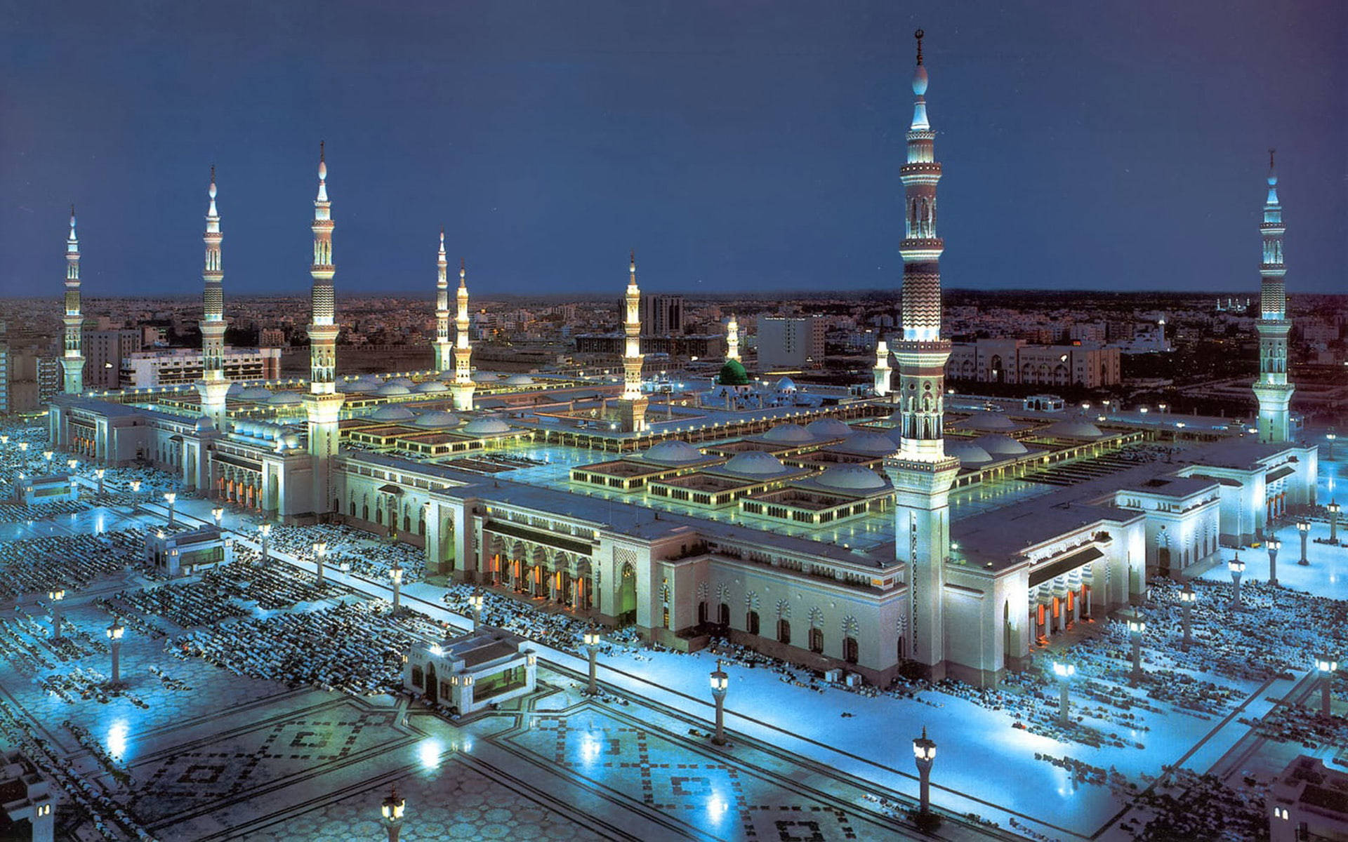 Caption: Majestic Mosque In Medina Wallpaper