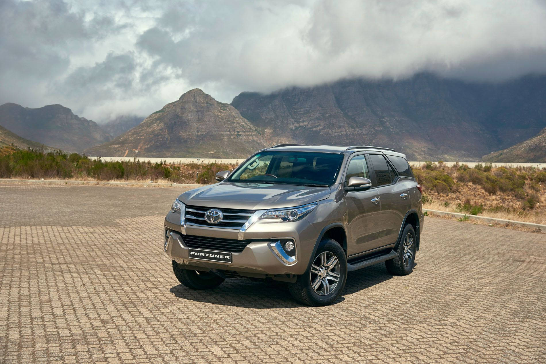 Caption: Outstanding Performance - 2016 Toyota Fortuner High Grade Variant Wallpaper