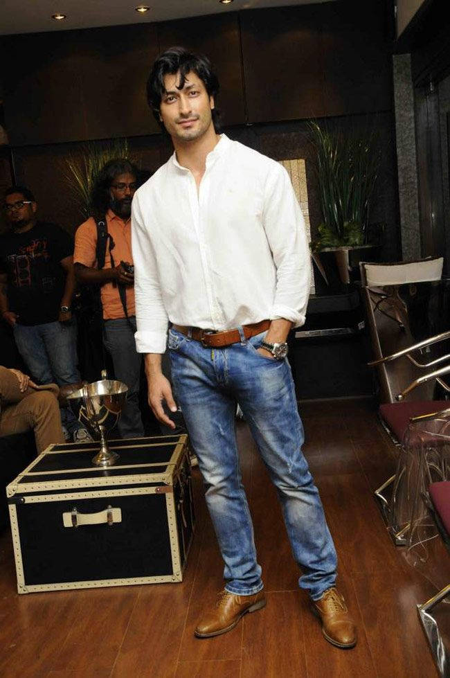 Caption: Vidyut Jamwal In Cool Denim Fashion Look Wallpaper