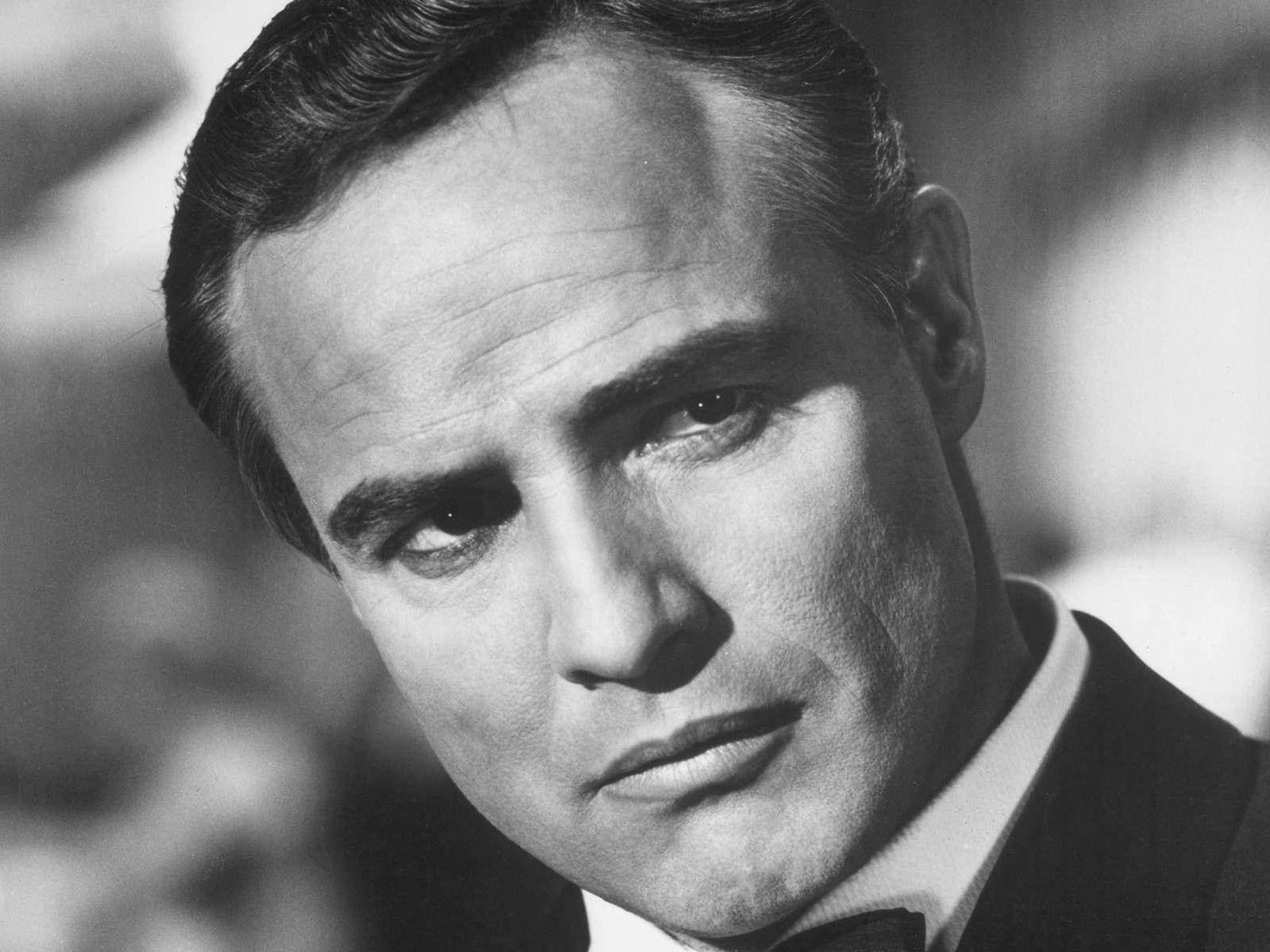 Captivating Gaze Of Middle-aged Marlon Brando Wallpaper