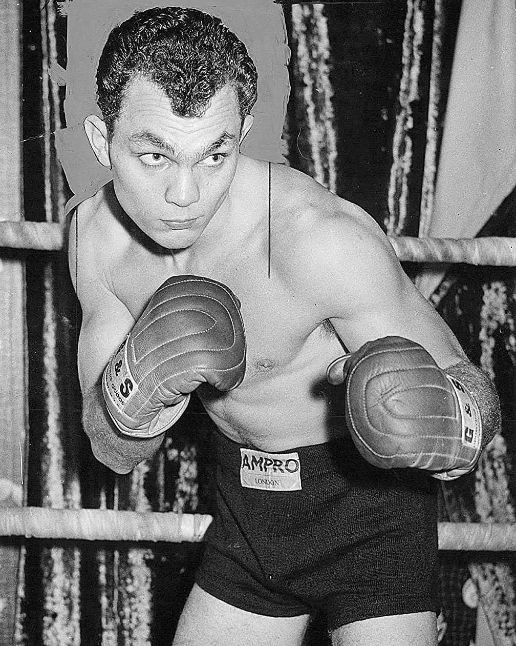 Carlos Ortiz With Gloves Inside Boxing Ring Wallpaper