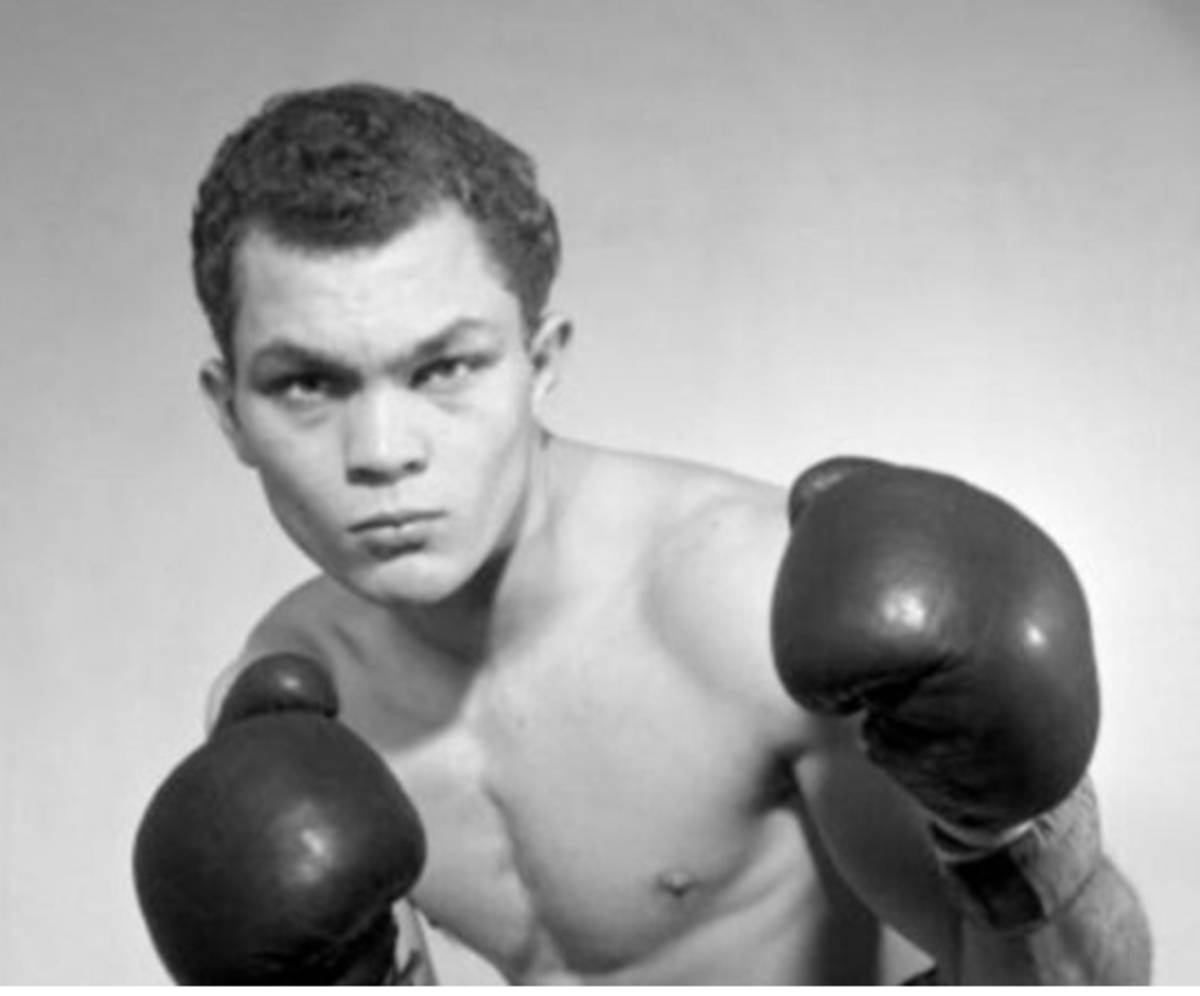 Carlos Ortiz With Serious Face And Gloves On Wallpaper