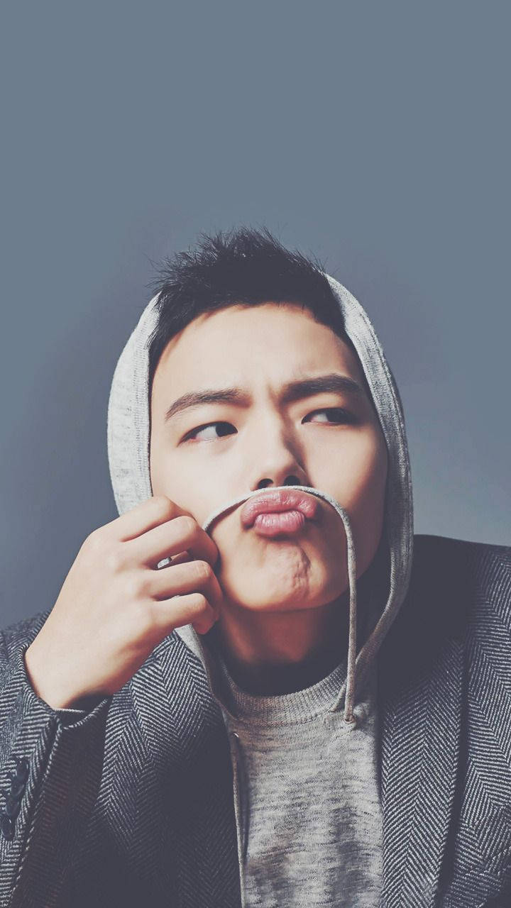 Charming Yeo Jin Goo Exuding Enigmatic Appeal With His Pouty Lips Wallpaper