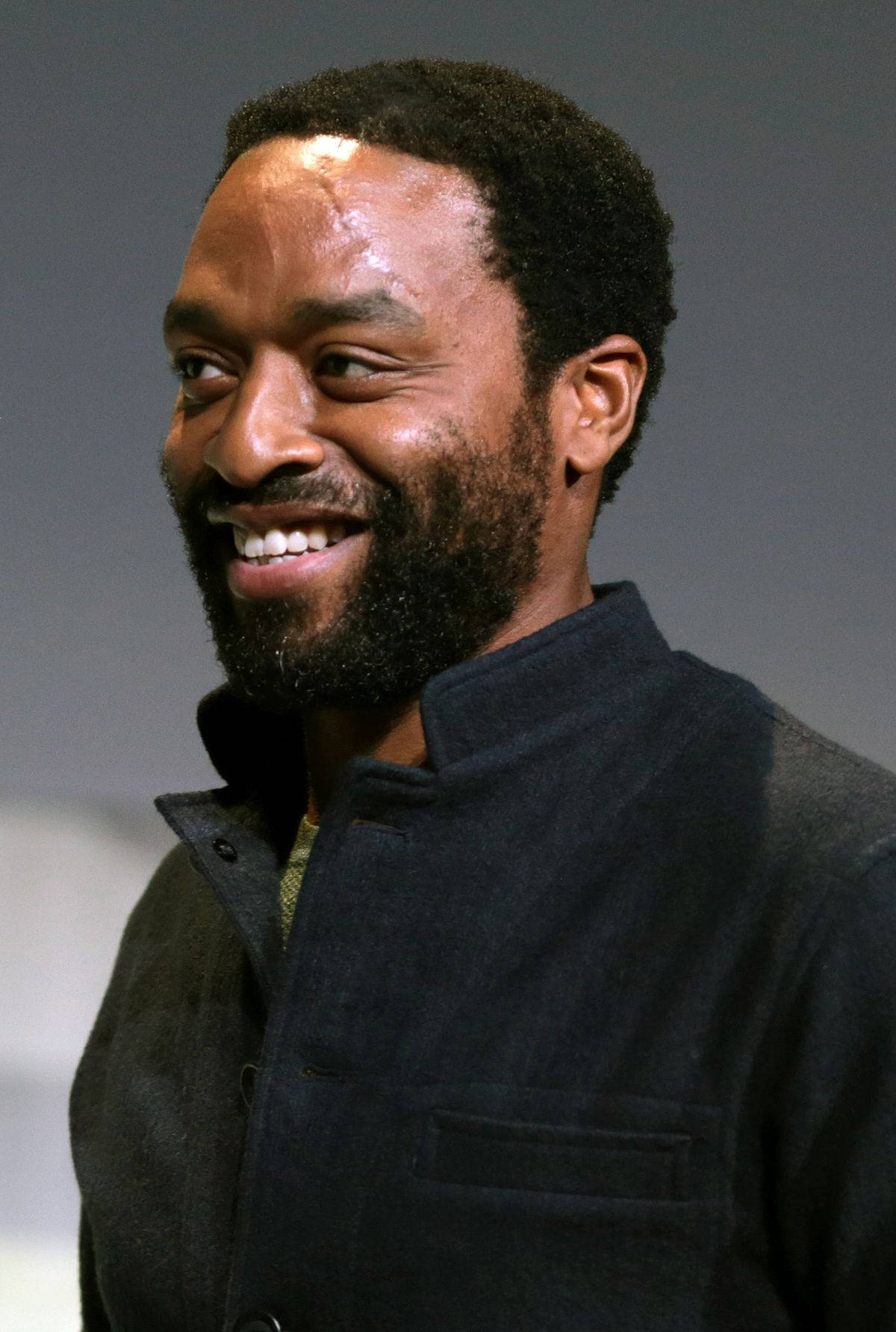 Chiwetel Ejiofor Exhibiting A Genuine Smile Wallpaper