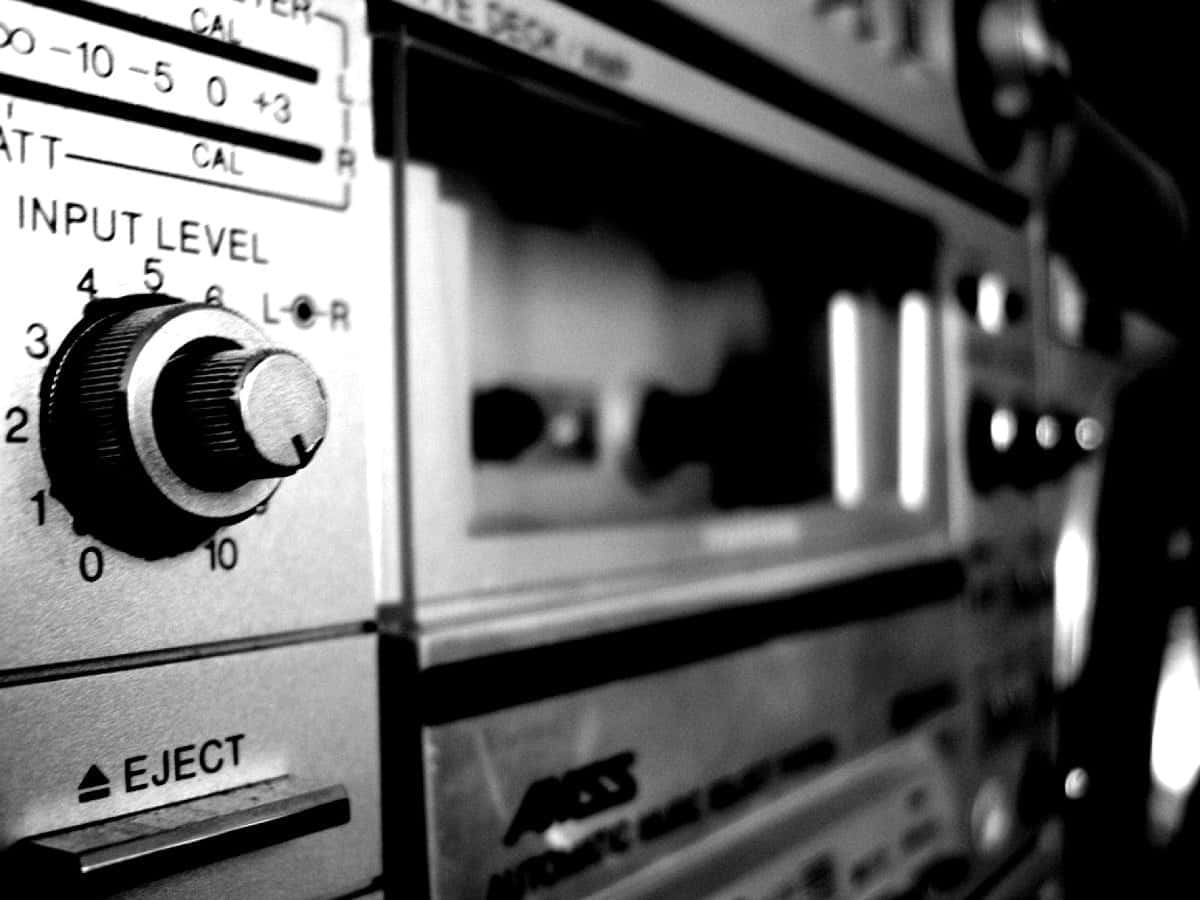 Classic Radio Receiver Black And White Wallpaper